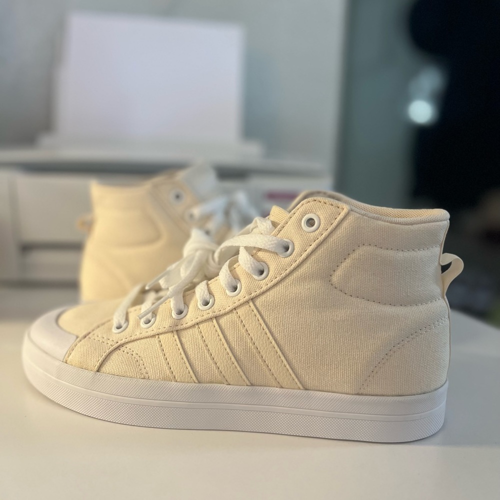 Adidas Women’s Bravada Mid Skate Shoe. Cream/white. Size 7